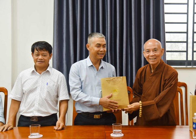 Ban Từ thiện: Tặng quà Trung Thu cho các em học sinh ở Đắk Som, Đăk Nông